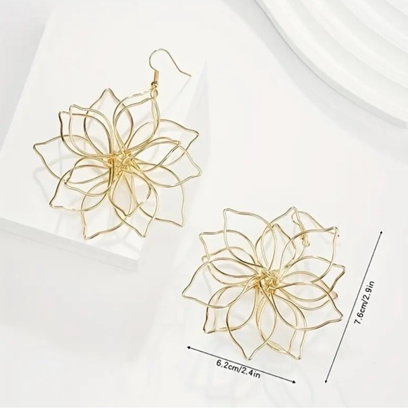 Large Hollow Gold Metal Flower Earrings Statement Piece - Picture 2 of 3